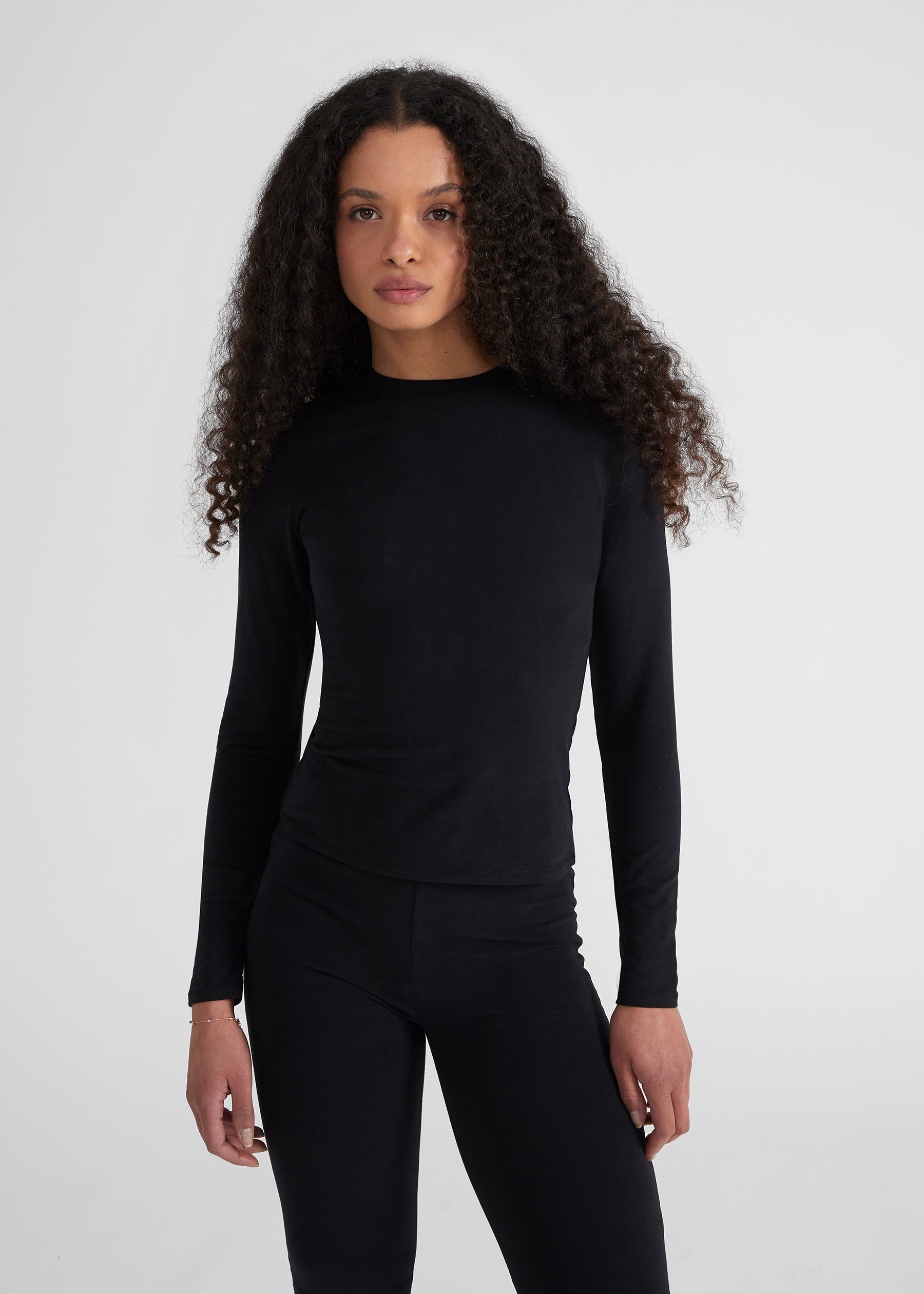 Woman wearing Longsleeve T-Shirt - black