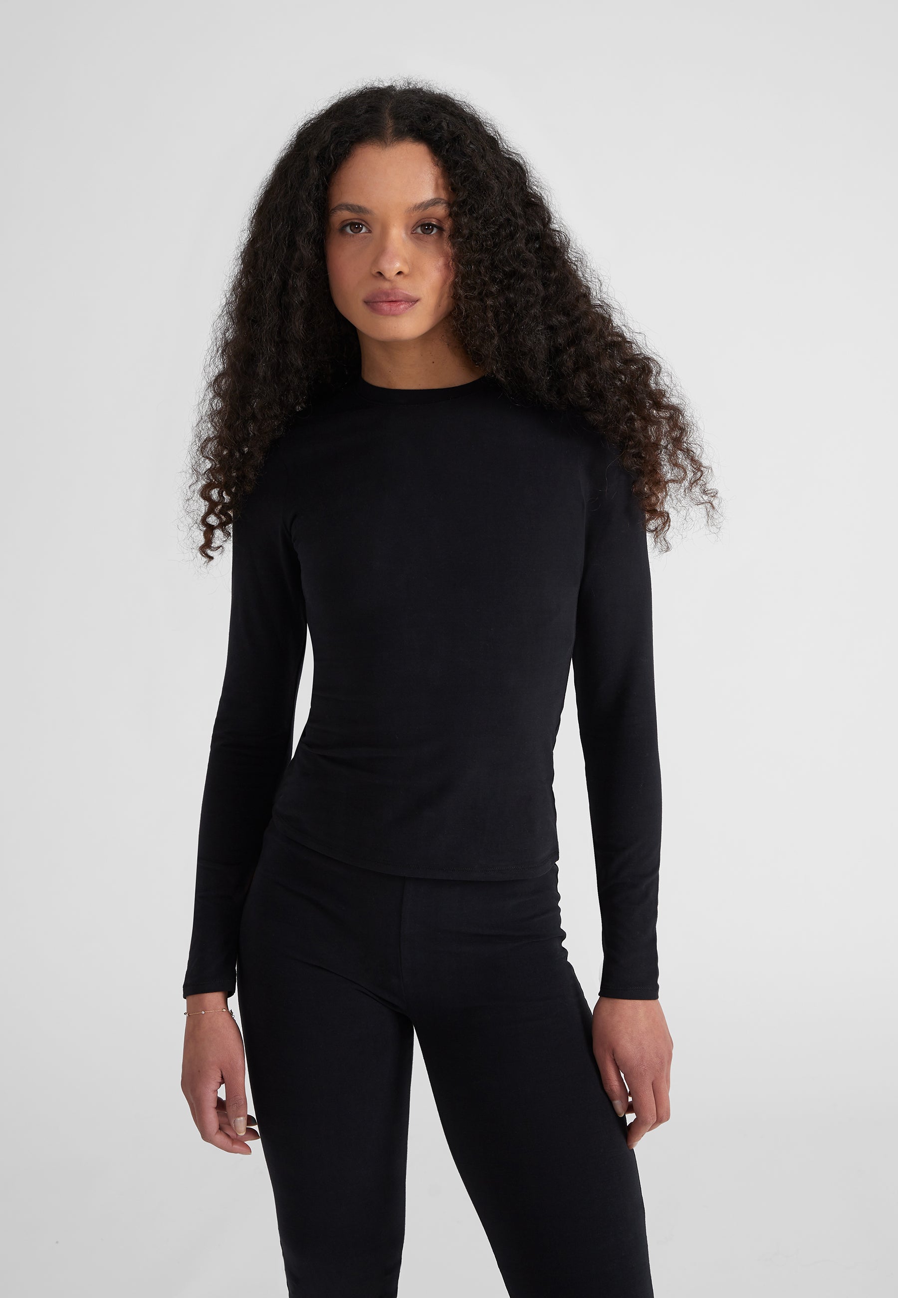 Woman wearing Longsleeve T-Shirt - black