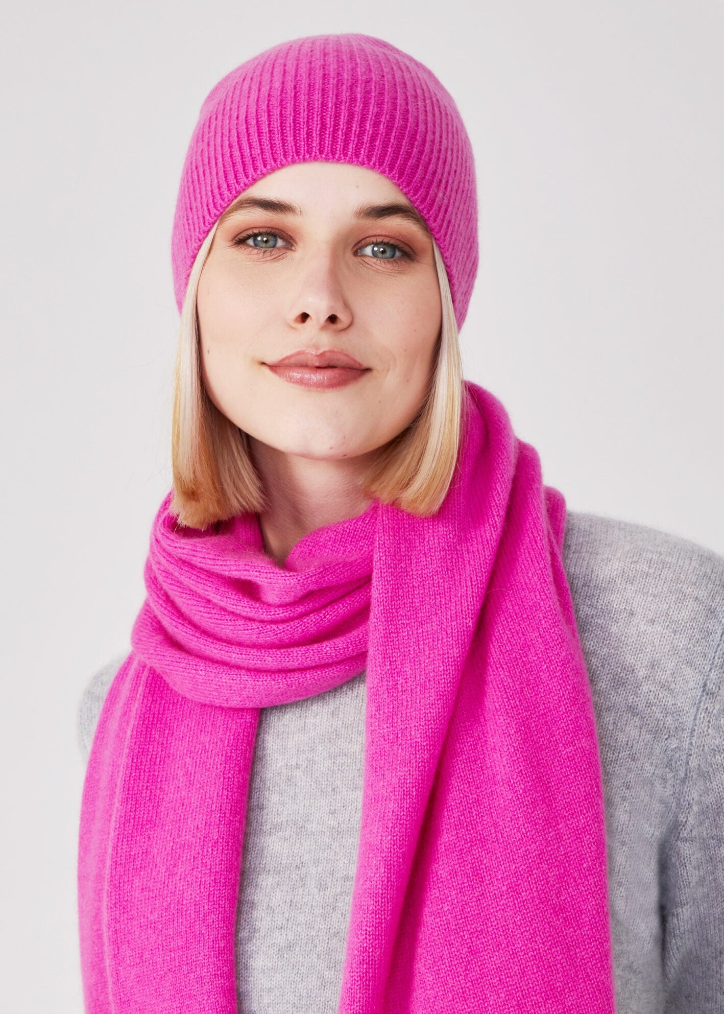 Ripped Beanie - fuchsia