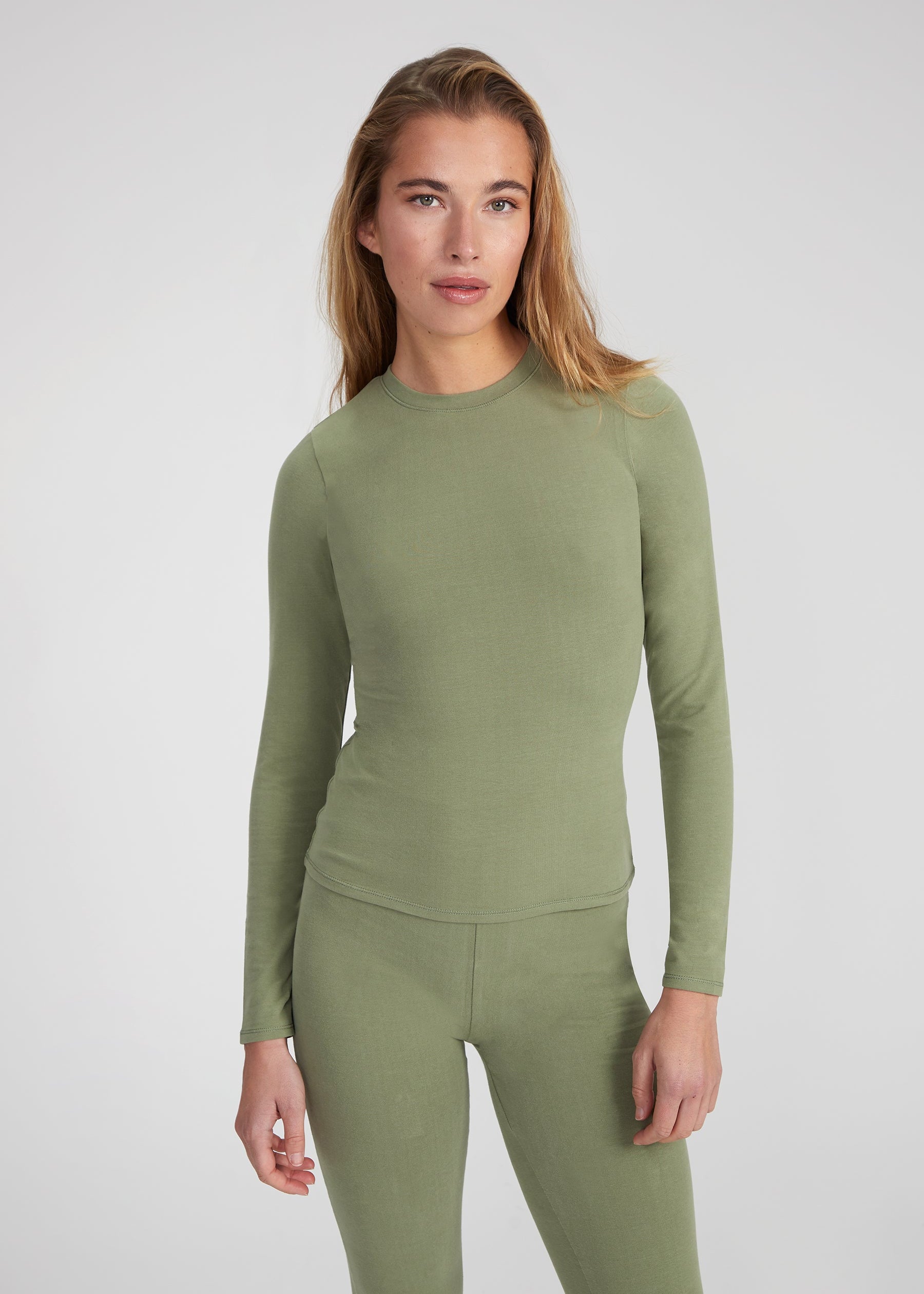 Woman wearing Longsleeve T-Shirt - olive