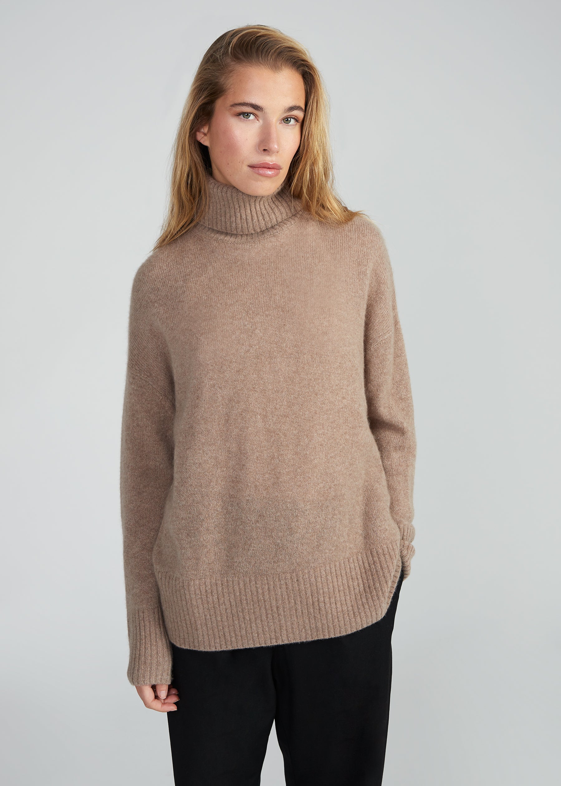 Oversized Rollkragenpullover- nougat