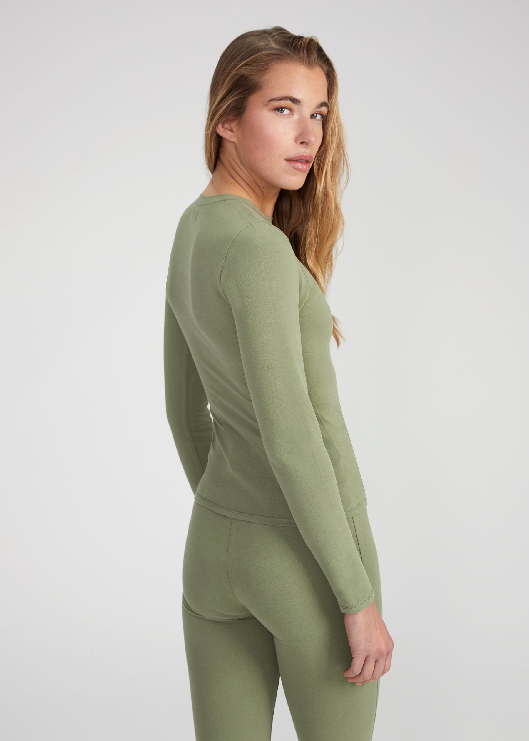 Woman wearing Longsleeve T-Shirt - olive