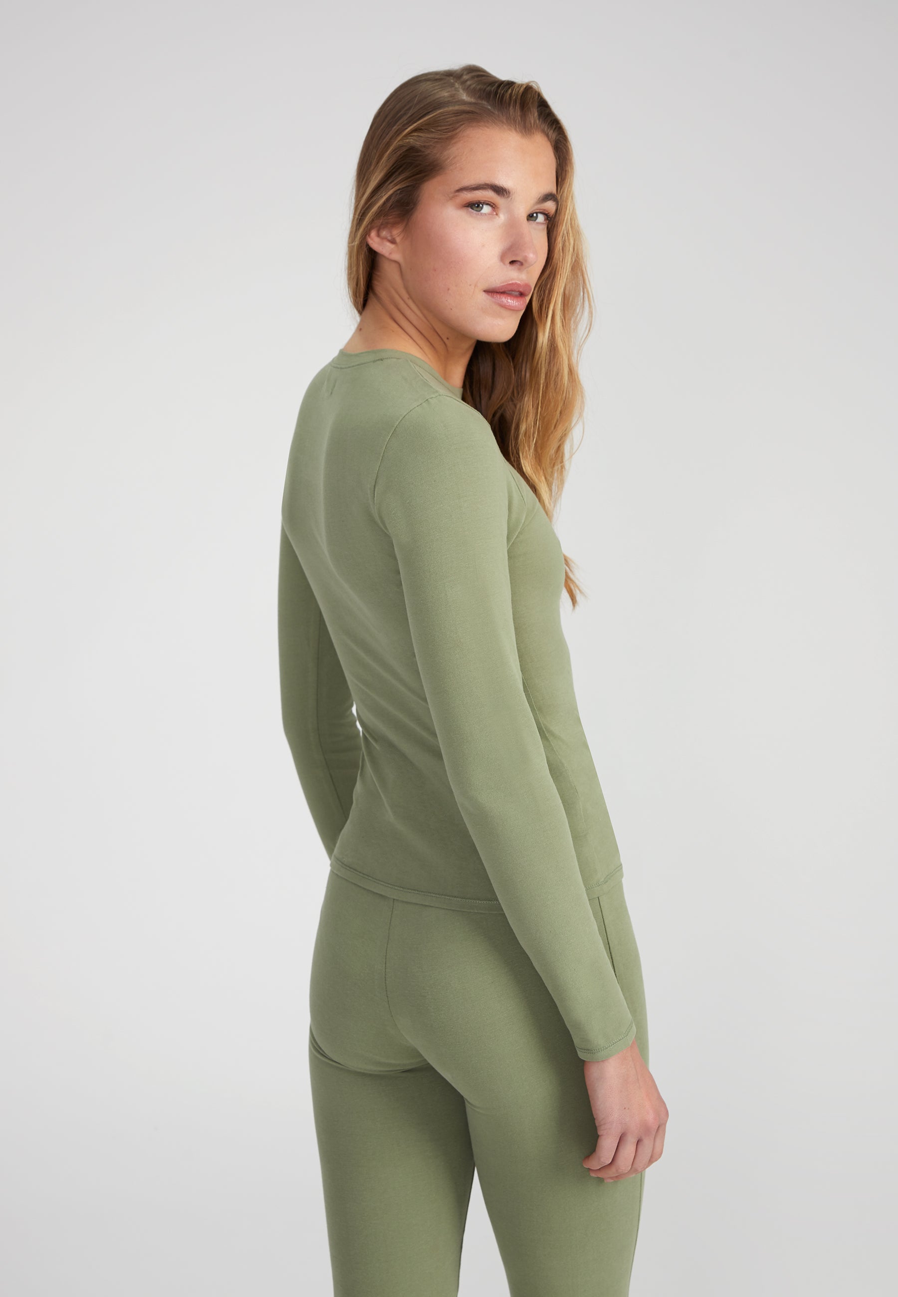 Woman wearing Longsleeve T-Shirt - olive