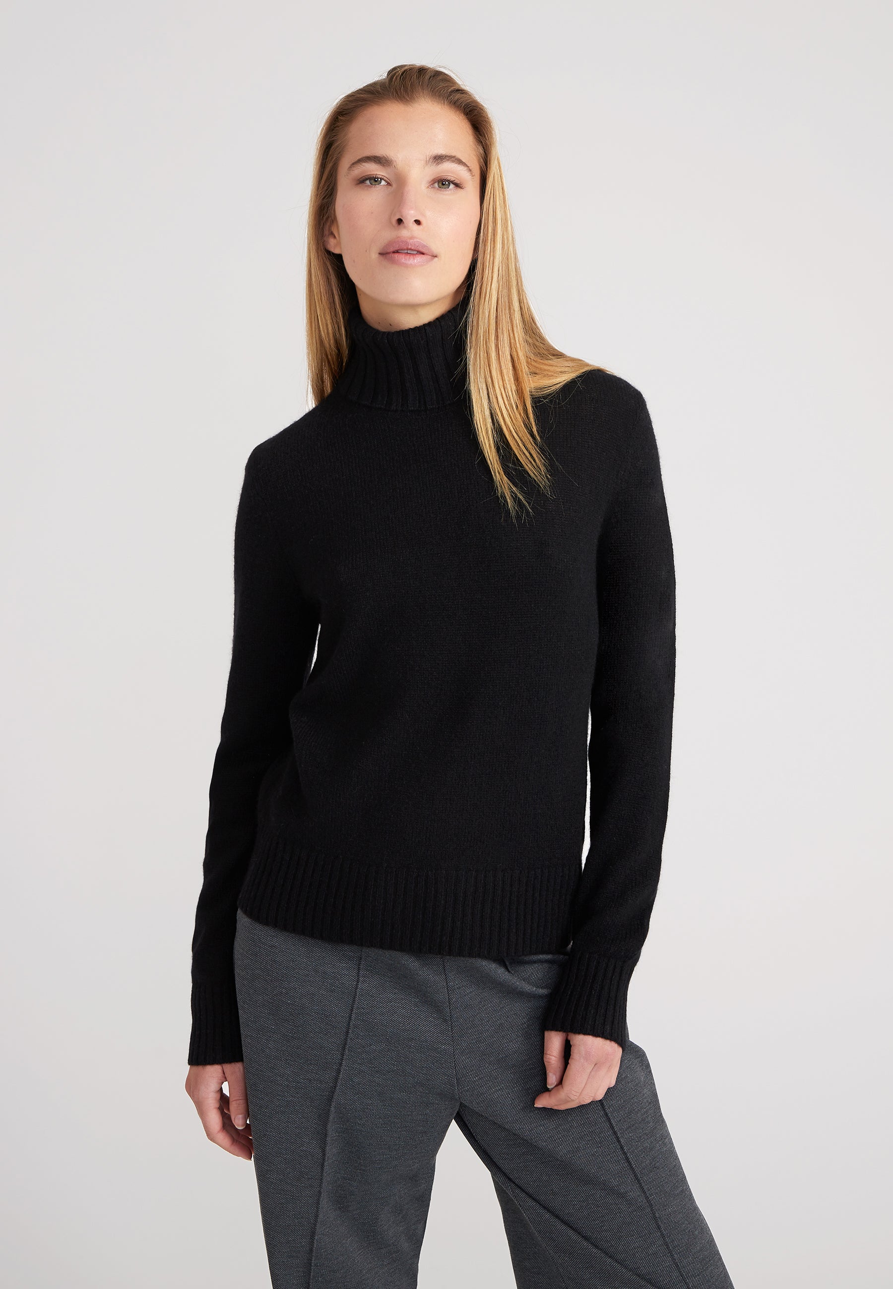 Regular Rollkragenpullover- black