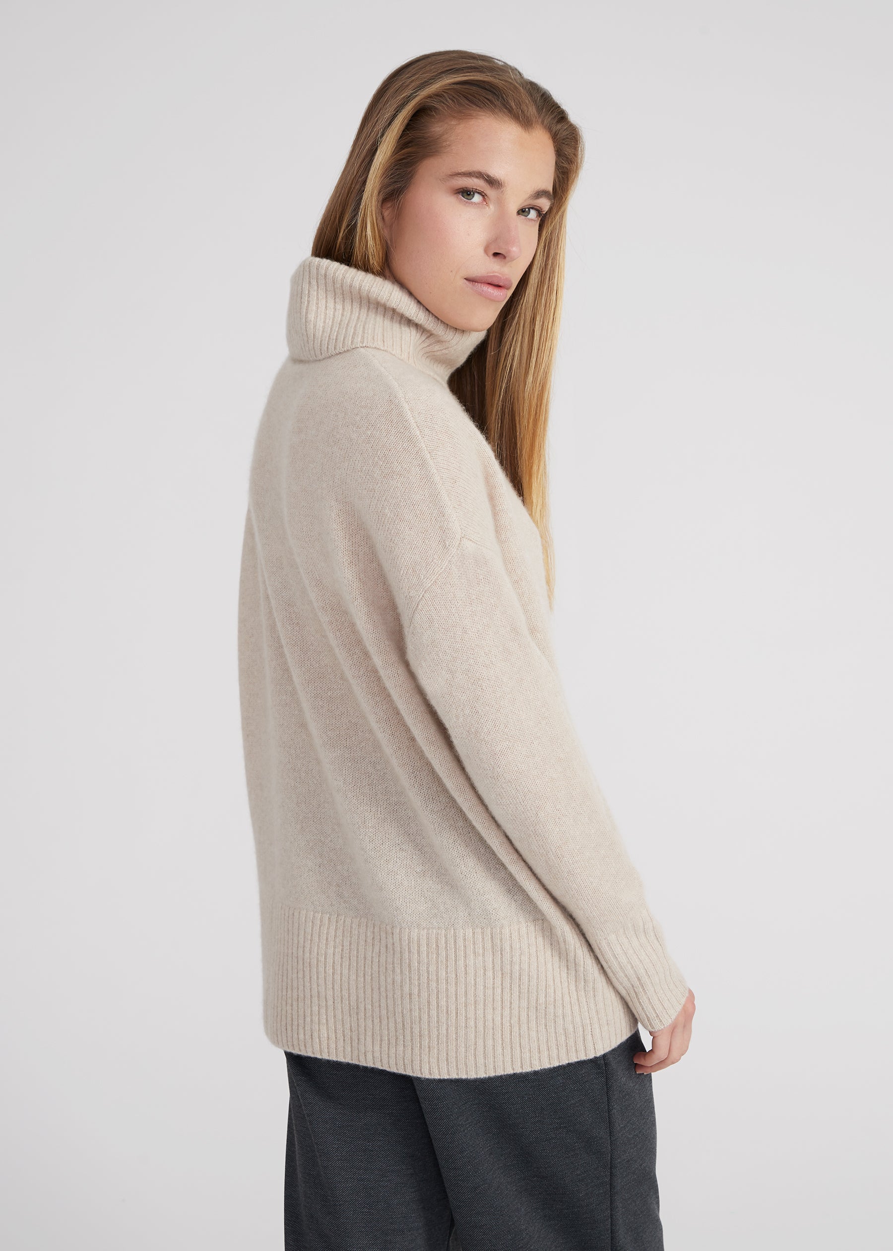 Oversized Rollkragenpullover- sand