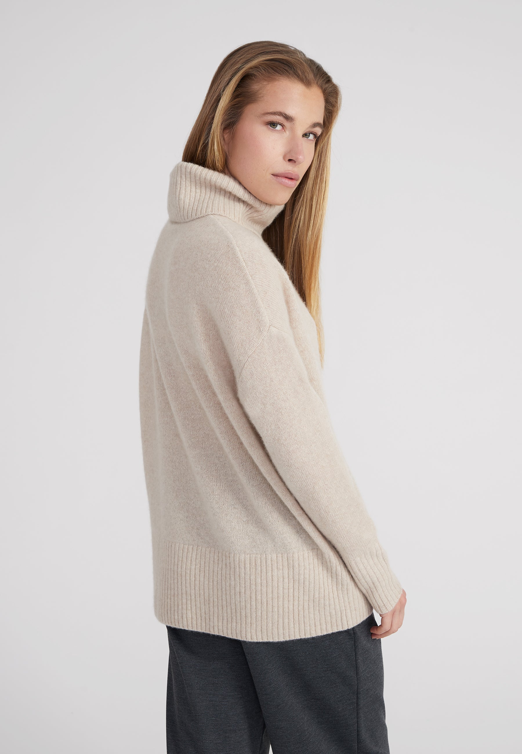Oversized Rollkragenpullover- sand