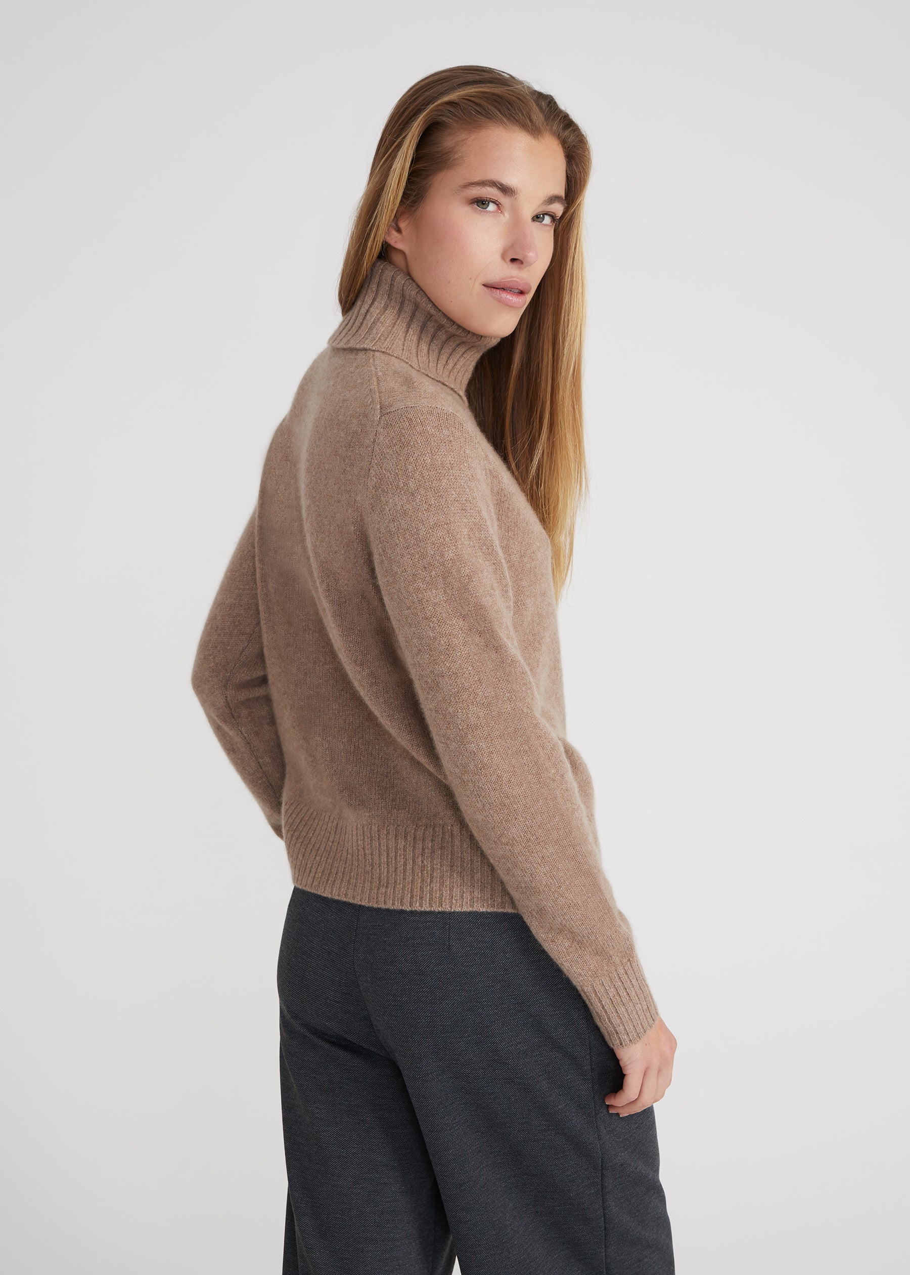 Regular Rollkragenpullover- nougat