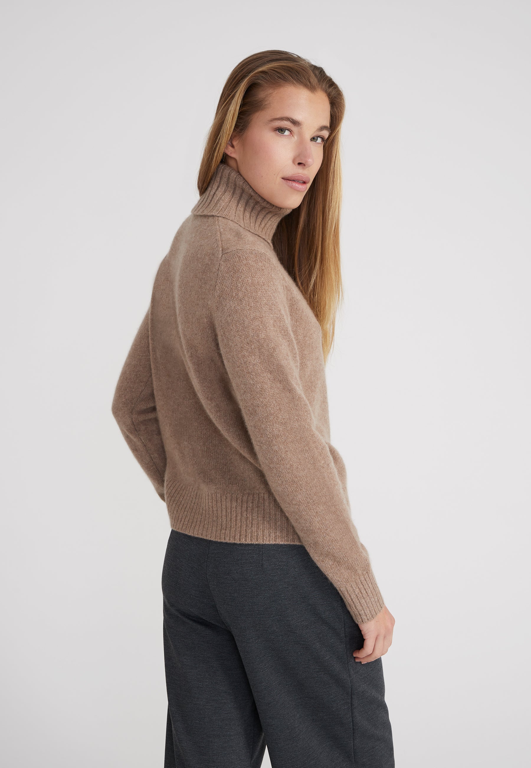 Regular Rollkragenpullover- nougat