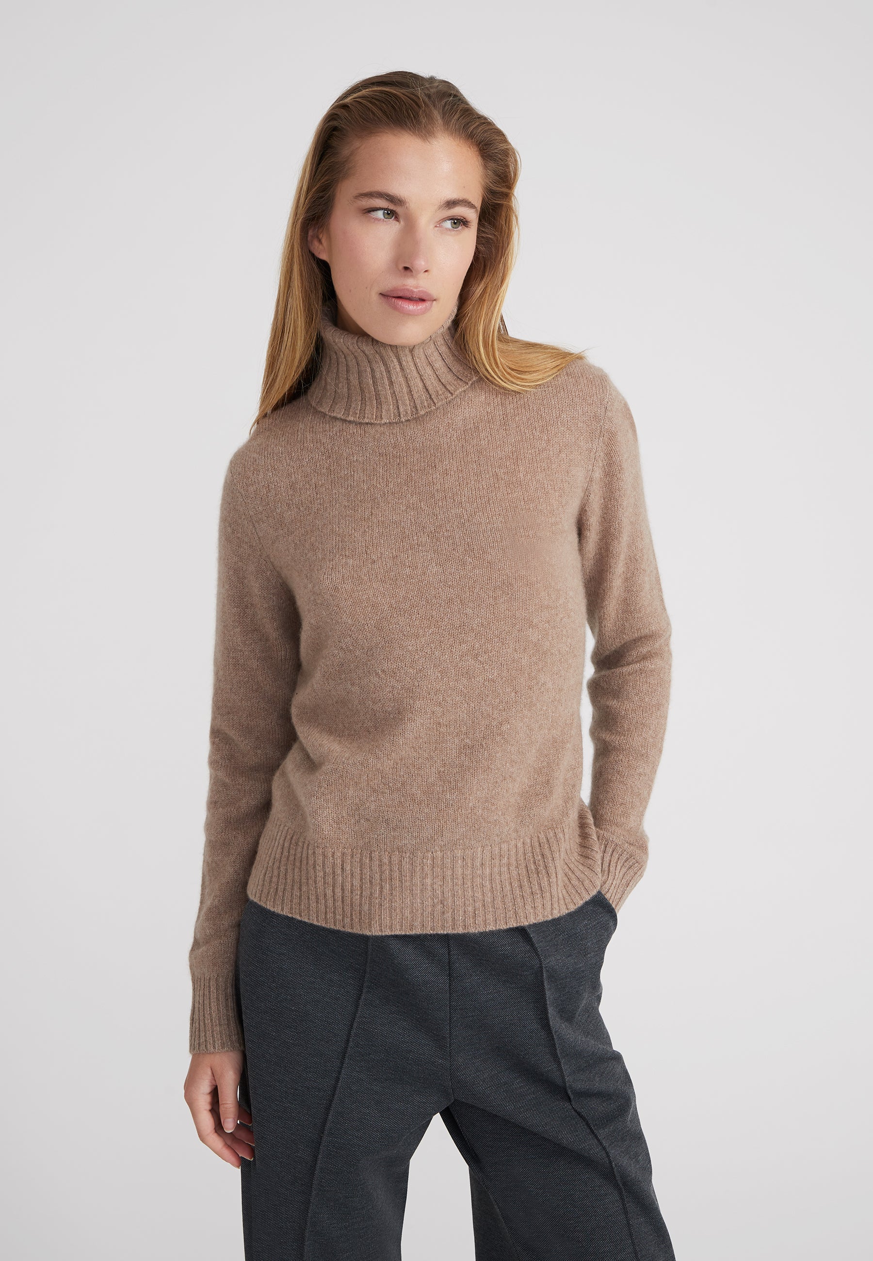 Regular Rollkragenpullover- nougat